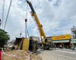 Xe tải chở cát va chạm 3 xe máy rồi đâm vào nhà dân, 1 người tử vong, nhiều người bị thương