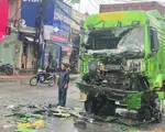 Xe đầu kéo và xe khách biến dạng sau va chạm, 4 người bị thương