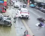 Ô tô mất lái đâm loạt xe máy ở Sa Pa, cháu bé 5 tuổi tử vong