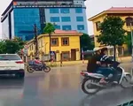 Cố vượt đèn đỏ, xe máy tông người đi đúng luật giữa ngã tư
