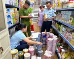 Phát hiện gần 200 sản phẩm sữa bột cho trẻ em nhập lậu, 150 kg chân gà không rõ nguồn gốc