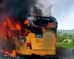 Xe khách giường nằm bốc cháy dữ dội trên cao tốc Mai Sơn