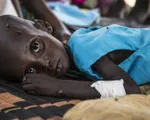 Trẻ em Sudan vật vã để sống sót qua ngày
