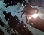 2 thanh niên Hà Nội bị đuổi đến tận cổng, cướp chỉ lấy được... vỉ kẹo cao su