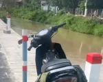 Ngã xuống mương ven quốc lộ, mẹ tử vong, con trai 3 tuổi may mắn thoát nạn
