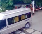 Hà Nội: Tước GPLX tài xế xe khách vượt chắn tàu, gây hỏng cần barie