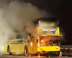 Xe khách bốc cháy trên cầu Thăng Long, Hà Nội