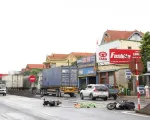 Sau va chạm xe máy, người đàn ông văng ra đường, bị xe container cán tử vong