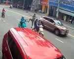 Nữ tài xế xe ôm bị người đàn ông đi ô tô đạp ngã giữa đường