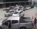 Xe bán tải bất ngờ lùi cán qua người phụ nữ đi bộ trong bệnh viện ở Hà Nội