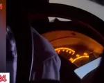 Tài xế xe khách chạy 100 km/h vẫn cầm điện thoại nhắn tin