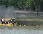 Tàu du lịch bốc cháy trên sông Thames