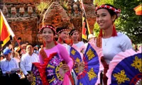 Cham festival parades Goddess Po Nagar costume