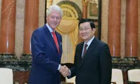 Party leaders receive former President Clinton