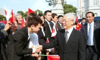 Japanese leader began official visit to Vietnam