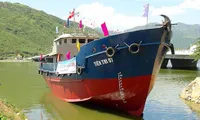 Quang Ngai develops new logistic fishing boat