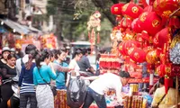 Students present traditional Tet customs to foreigners