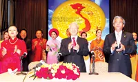 Party Leader meets with overseas Vietnamese delegation