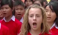 Charity national anthem singing girl arrives in Danang