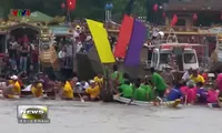 Wooden boat race thrills Hue Festival 2016