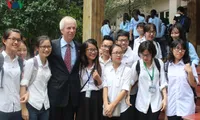 Canadian Minister meets students in Hanoi