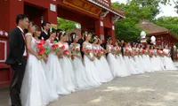 Joint wedding ceremony for low-income couples in Hue