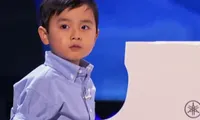 Piano prodigy Evan Le performs in Vietnam