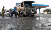 Brave Vietnamese driver steers on-fire truck out of filling station