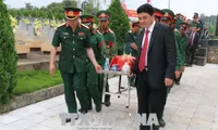 Remains of 25 volunteer soldiers and experts reburied in Dien Bien