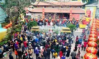 Buddhist temples packed with visitors during Tet