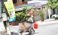 Workers struggle in scorching heat