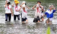 Students in Quang Ngai cross river to attend school