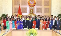 PM meets with Vietnamese educators