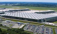 Lightning strikes during thunderstorm disrupt London airport travel