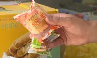 Hanoi police seizes illicit mooncakes