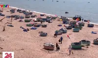 Fishermen in Ba Ria-Vung Tau collect garbage at sea