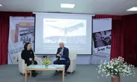 Inventor James Price shares experience with Vietnamese students