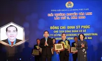 Outstanding trade union officials receive Nguyen Van Linh Award