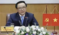 Vietnamese, Chinese Party officials hold phone talks