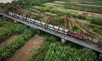 Long Bien bridge: An unforgettable place for locals and tourists