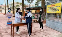 Ninth graders in Hanoi’s ten suburban districts return to school