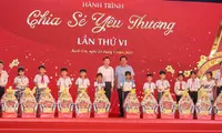 Gifts presented to needy people and policy beneficiaries ahead of Tet