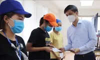 VGCL delegation presents gifts to pandemic-hit workers in Thanh Hoa