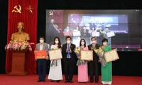 Winners of contest on compiling Vietnamese language learning materials for OVs honoured