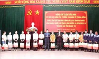 Tet gifts presented to policy beneficiaries and needy households