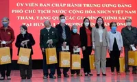 Vice President presents gifts to policy beneficiaries in Lam Dong Province