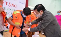 1,000 life jackets presented to needy fishermen in Quang Ngai