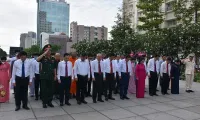 Ho Chi Minh City leaders offer incense in tribute to President Ho Chi Minh