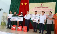 Secretary of the Party Central Committee presented gifts to policy beneficiaries in Dong Nai