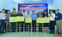 Five ping-pong tables presented to Gia Lai province